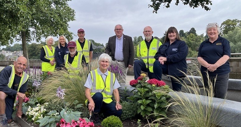 Group Picture at new gardening bed installed at Tay St. Image includes Scottish Water, Beautiful Perth and Councillor Chris Ahern